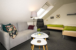 das Apartment mit Blick zur Essecke + Küche