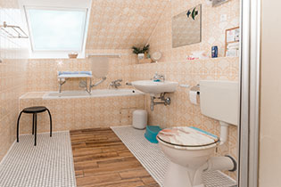 Badezimmer mit Dusche und Wanne